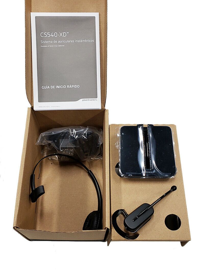 An open cardboard box contains a PLANTRONICS Plantronics CS540 XD Wireless Headset, including a headband, ear hook, wireless base unit, and other accessories. The package also features a quick start guide in Spanish titled "CS540 XD™ Sistema de auriculares inalámbricos - Guía de Inicio Rápido" and highlights its advanced SoundGuard technology.